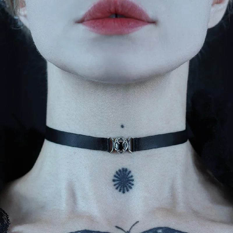 Buried necklace-ELIZABETH. Black Spinel Tudor Satin Choker - Silver