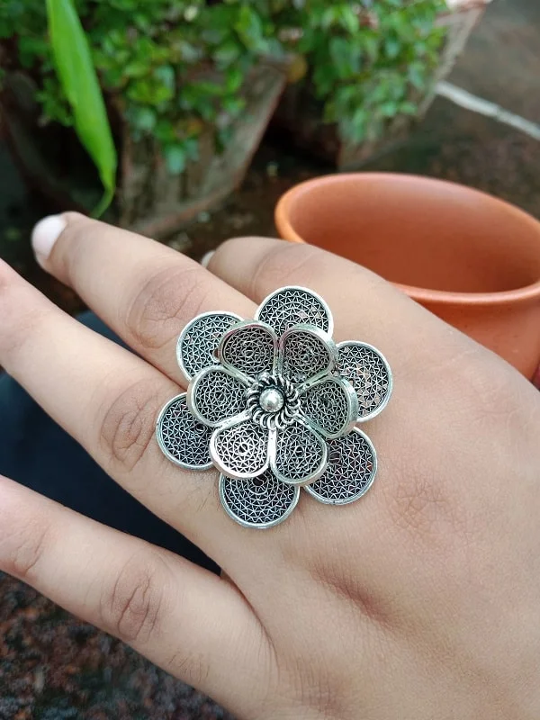 Shimmering platinum ring-Classic Floral