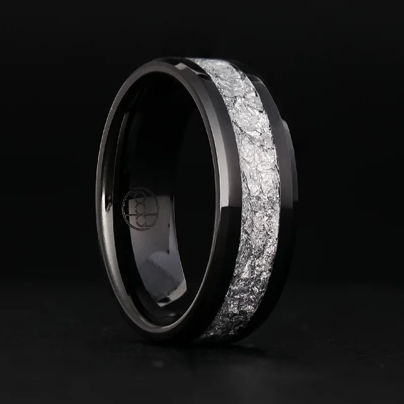 Flowing arc ring-Silver Leaf Ring on Black Ceramic | Full Channel